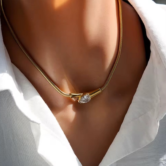 Anthropologie Jewelry - Serpenti Gold Teardrop Pendant Necklace with Clear Stone

Stainless Steel